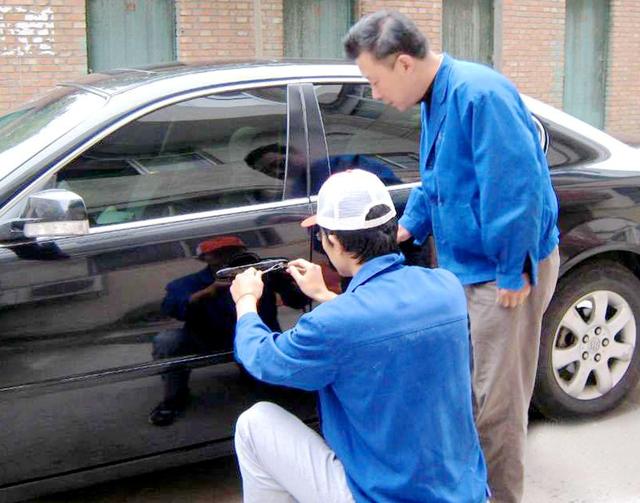革吉汽车钥匙丢在车里面怎么办?